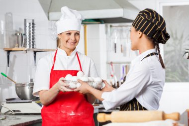 Mutlu Şef konteyner vererek tam yumurta meslektaşım için