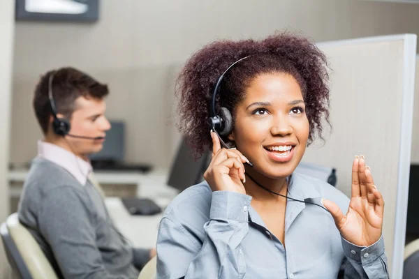 Agente del centro de llamadas hablando con el cliente — Foto de Stock