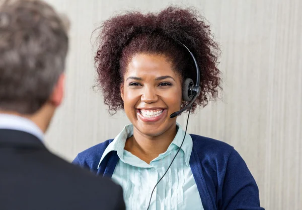 Happy Female Atendimento ao Cliente Executivo Olhando para Gerente — Fotografia de Stock