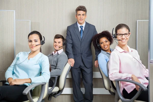Manager mit Kundenservice-Vertretern im Büro — Stockfoto