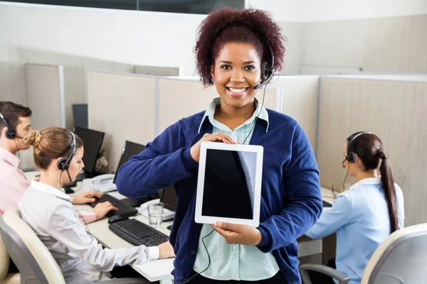 Smiling Customer Service Representative Displaying Tablet Comput — Φωτογραφία Αρχείου