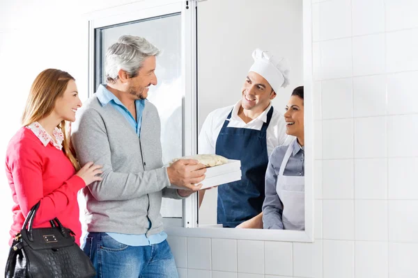 Happy Couple Buying Pasta Packets From Chefs — Stock Photo, Image