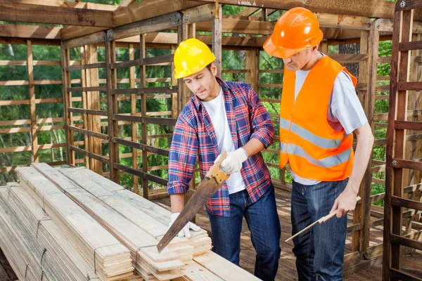 Trabajadores de la construcción trabajando en obra —  Fotos de Stock