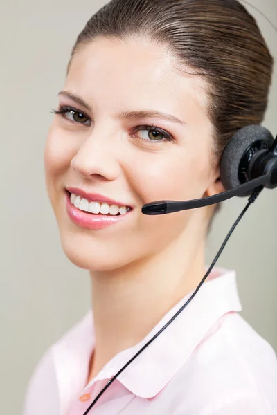 Representante de atendimento ao cliente usando fone de ouvido — Fotografia de Stock