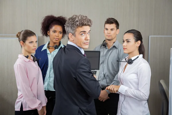 Gerente de confianza en reunión con empleados en Call Center — Foto de Stock