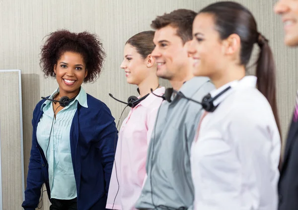 Happy Female Call Center Empleado de pie con el equipo —  Fotos de Stock