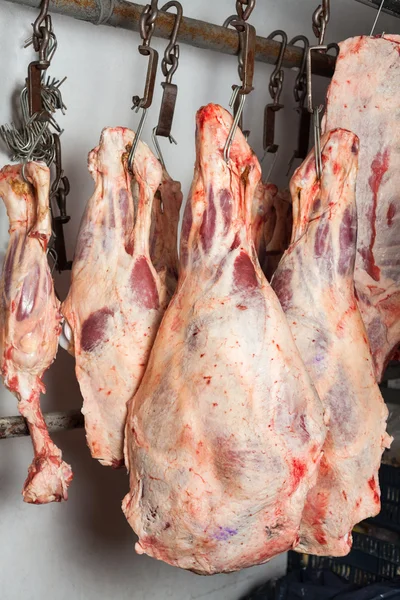 Carne pendurada no açougue — Fotografia de Stock