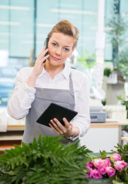 Cep telefonu ve dijital Tablet çiçekçide kullanarak çiçekçi