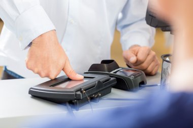 Eczanede ödeme yapmak için başparmak izlenimi veren müşteri