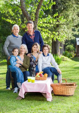 Üç nesil aile piknik Park zevk