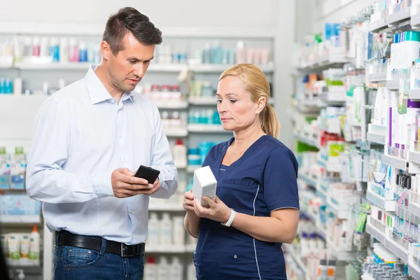 Mostrando información del producto en el teléfono móvil a Pharmaci — Foto de Stock