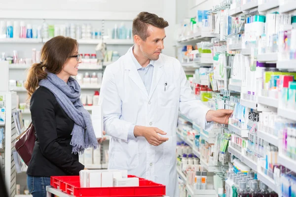 Farmacêutico Removendo Medicina Para Cliente — Fotografia de Stock