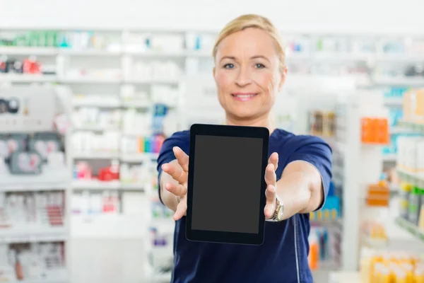 Farmacéutica femenina que muestra tableta digital con pantalla en blanco —  Fotos de Stock