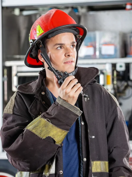 Pewny siebie strażak mężczyzna przy użyciu Walkie Talkie — Zdjęcie stockowe