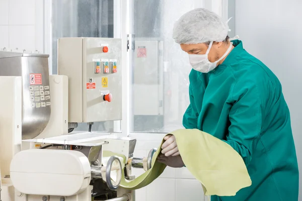 Chef-kok In beschermende werkkleding verwerking Spaghetti Pasta blad — Stockfoto