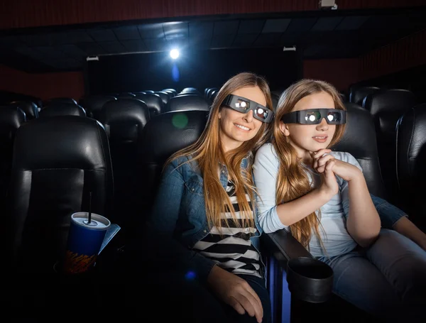 Mère et fille regardant le film en 3D dans le théâtre — Photo