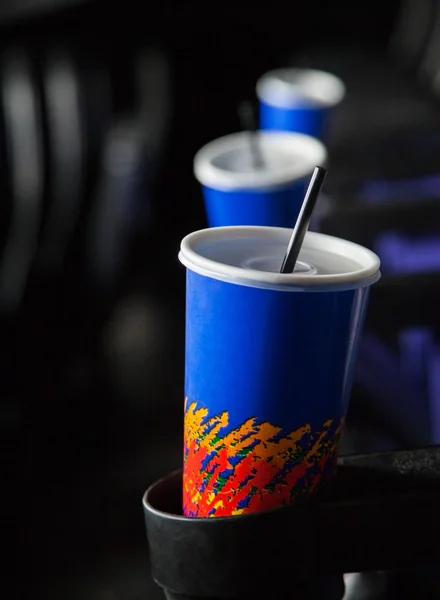 극장 팔걸이에 차가운 음료 — 스톡 사진