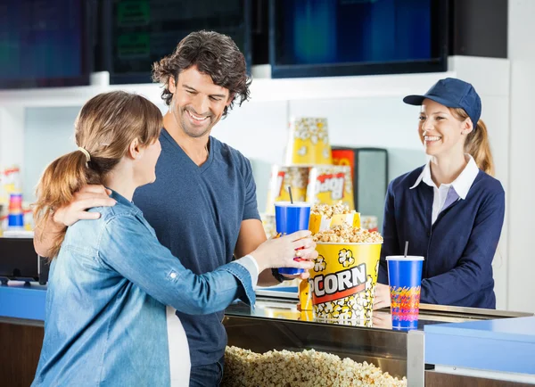 Casal esperado comprando lanches no carrinho de concessão — Fotografia de Stock