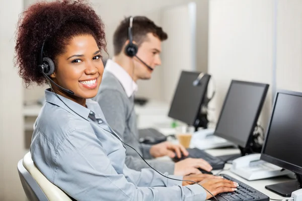 Representantes de servicio al cliente que trabajan en la oficina — Foto de Stock