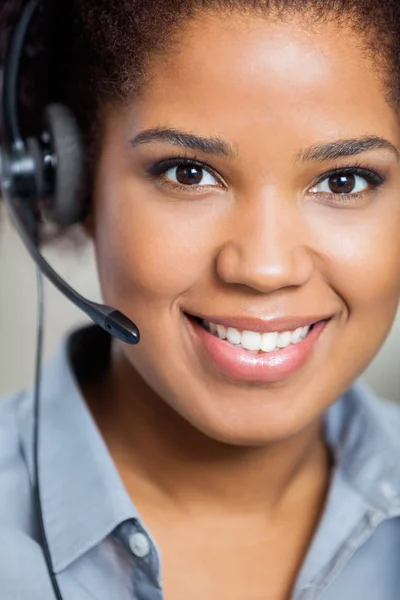 Retrato de una joven agente de servicio al cliente con auriculares — Foto de Stock