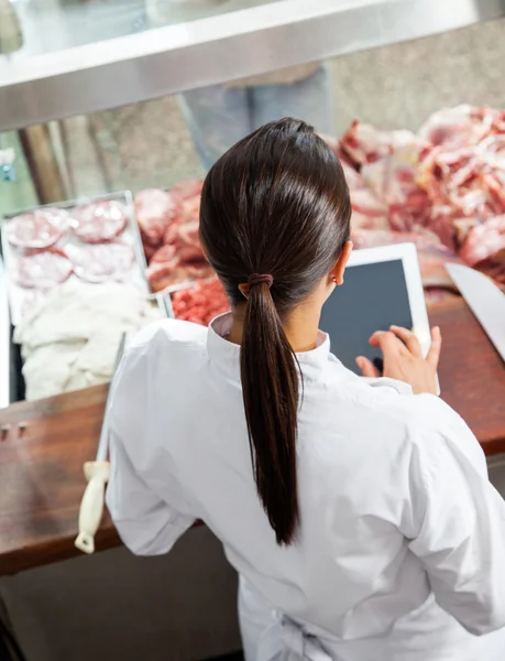 Carnicero usando tableta digital en carnicería — Foto de Stock