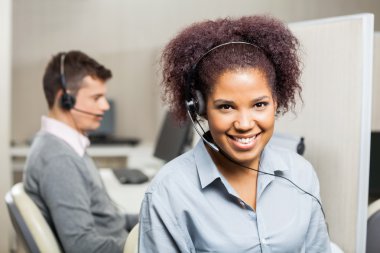 Gülümseyen kadın müşteri hizmetleri temsilcisi Office