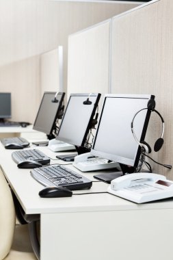 Kulaklık ofiste bilgisayarlarla