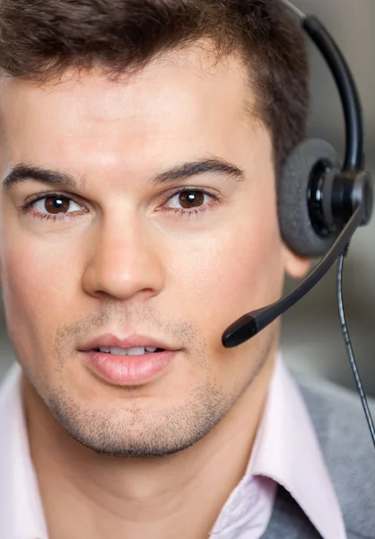 Call Center Dipendente che indossa auricolare in ufficio — Foto Stock