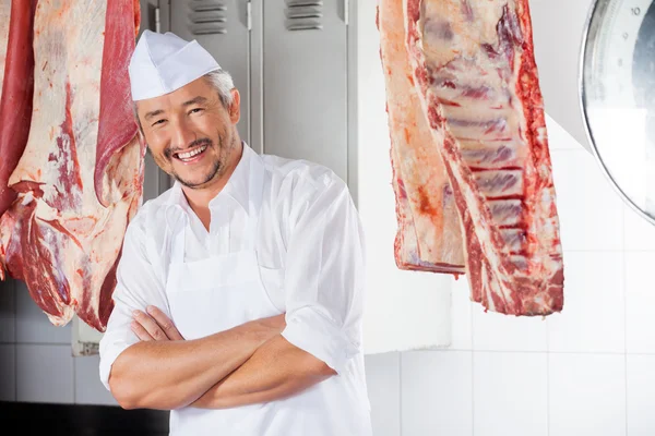 Happy Butcher With Arms Crossed In Slaughterhouse — Stock Photo, Image