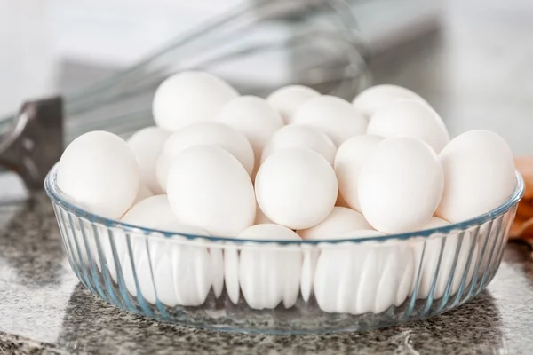 Миска повна яєць на стільниці на кухні — стокове фото