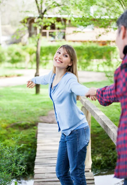 Mujer feliz cogida de la mano de novio —  Fotos de Stock