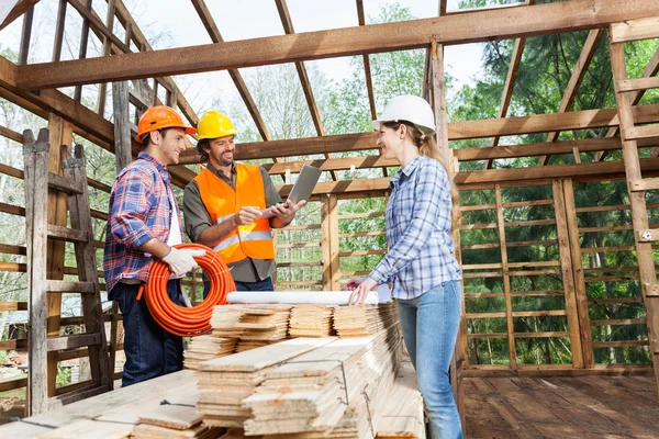 Architects Working In Wooden Cabin At Site — Stock Photo, Image