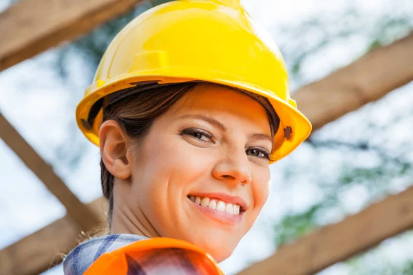 Sorridente operaio edile femminile in loco — Foto Stock