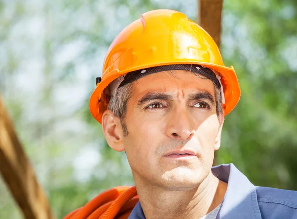 Nachdenklicher Bauarbeiter schaut weg — Stockfoto