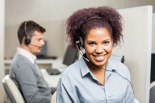 Lachende vrouw Customer Service Representative In Office — Stockfoto