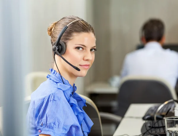 Chef du service à la clientèle portant un casque au centre d'appels — Photo