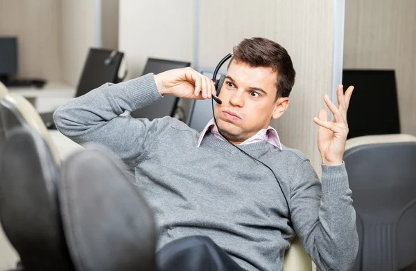 Rappresentante del servizio clienti arrabbiato Gesturing durante l'utilizzo della testa — Foto Stock