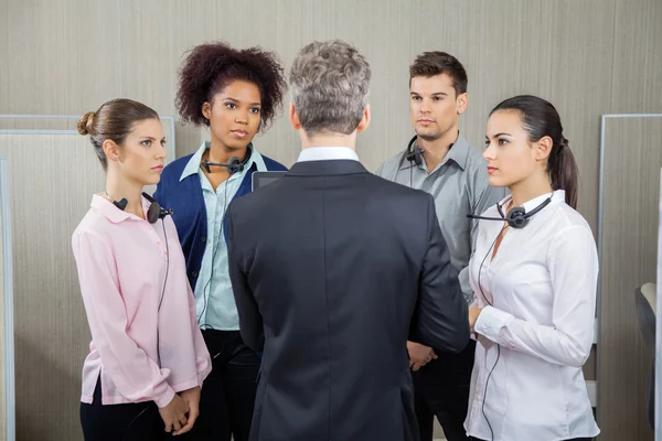 Manager diskuterar med allvarliga anställda — Stockfoto