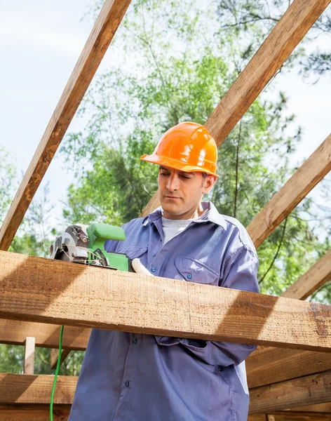 Trabajador de construcción usando sierra eléctrica — Foto de Stock