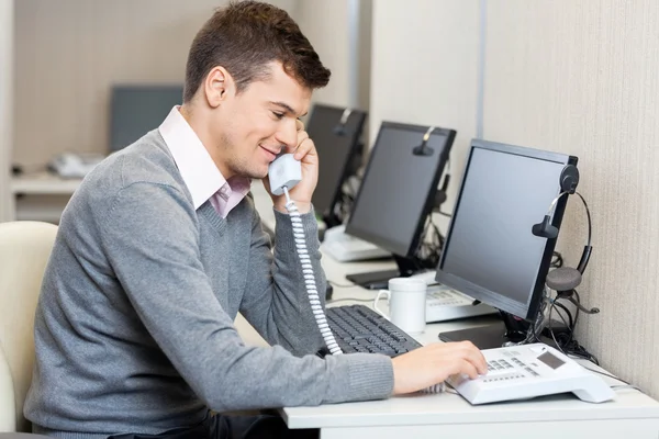 Call Center Empregado usando telefone fixo — Fotografia de Stock