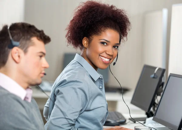 Joven representante de servicio al cliente en la oficina — Foto de Stock