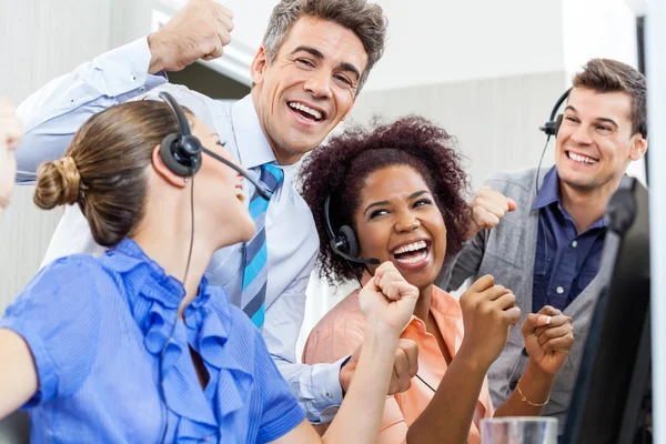 Fröhliche Kundendienstmitarbeiter und Manager feiern in — Stockfoto