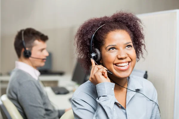 Alegre feminino serviço ao cliente representante no escritório — Fotografia de Stock