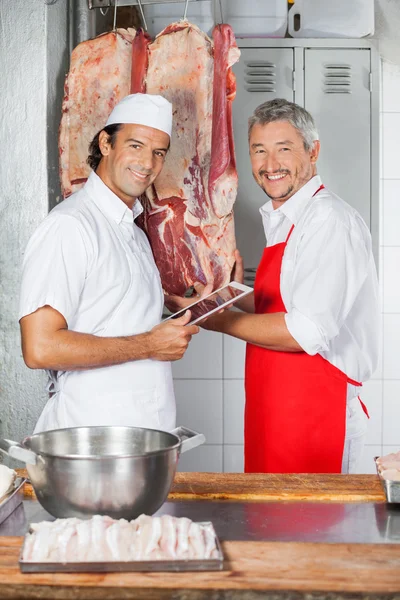 Carniceiros felizes trabalhando em carnificina — Fotografia de Stock