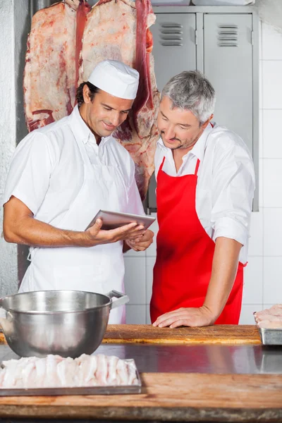 Butchers Using Tablet Computer Together In Butchery — Stock Photo, Image