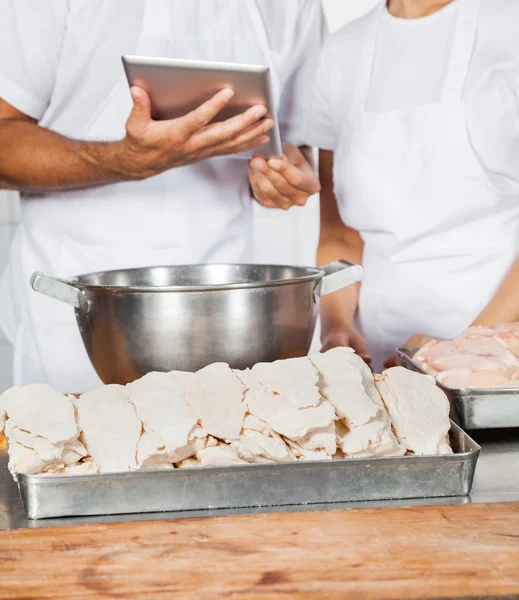 Buik van slagers houden digitale Tablet — Stockfoto