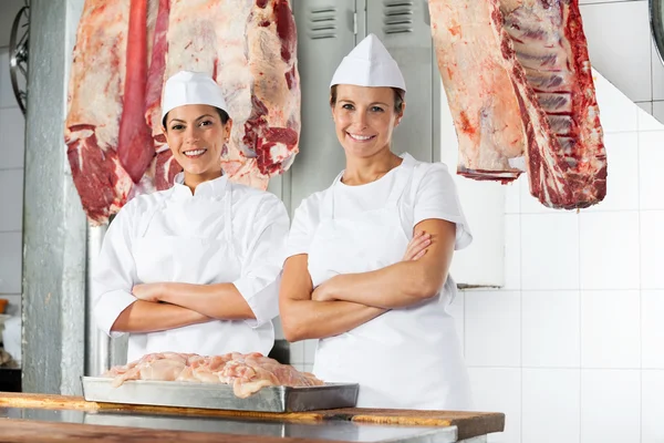 Confident Female Butchers With Arms Crossed — Stock Photo, Image