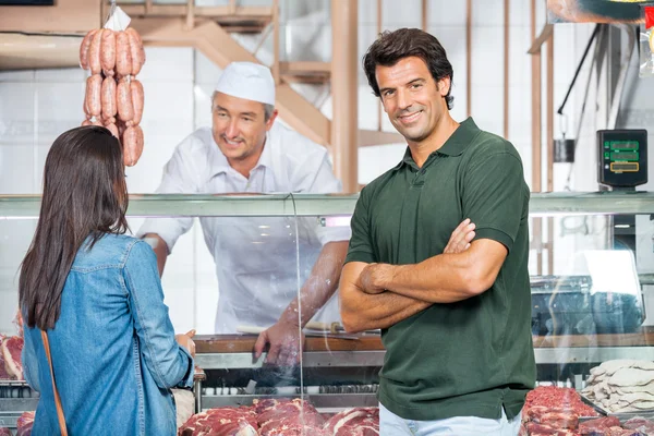 Lycklig Man med kvinna köpa kött vid slakt — Stockfoto