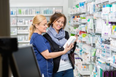 Cep telefonu Pharma içinde tutarak müşteriye ürün gösterilen kimyager