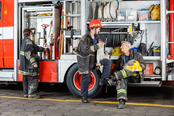 Feuerwehrleute diskutieren per LKW — Stockfoto